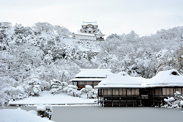 彦根城　玄宮園の雪景色